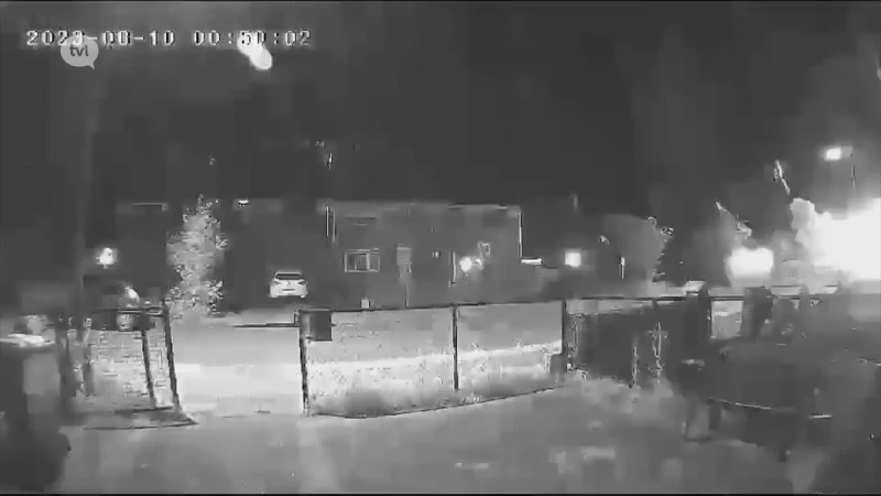 Beelden tonen hoe wagen opzettelijk in brand wordt gestoken in Maasmechelen