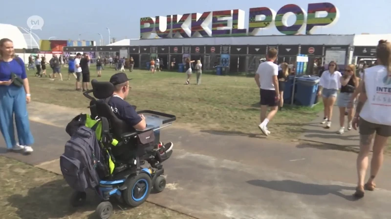 Rolstoelgebruiker test toegankelijkheid van Pukkelpop