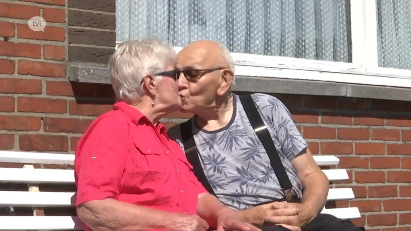 85-plussers laten zich dopen bij Evangelische Kerk