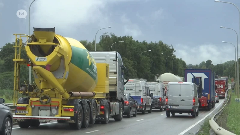 Westerring door hevige regen afgesloten, lange files in Genk