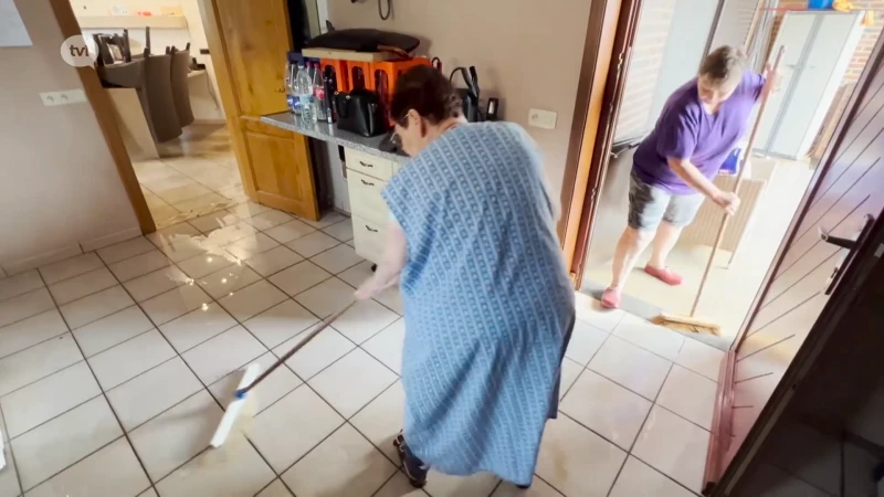 Jeker treedt buiten zijn oevers en stroomt huis binnen in Vreren