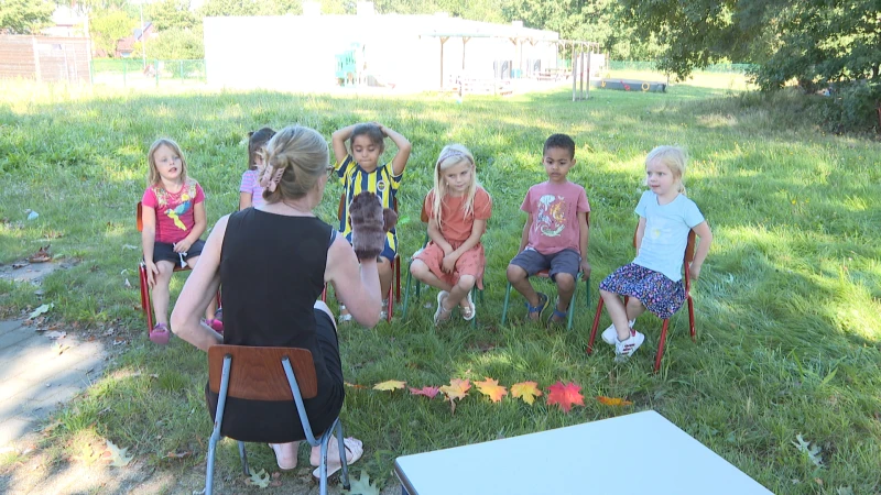 Hittegolf ook voelbaar in klaslokalen: scholen kiezen voor les buiten in de schaduw