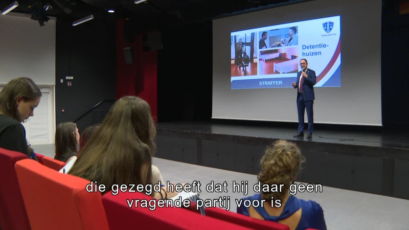Minster Vincent Van Quickenborne staat voor de klas in Sint-Franciscuscollege Heusden-Zolder