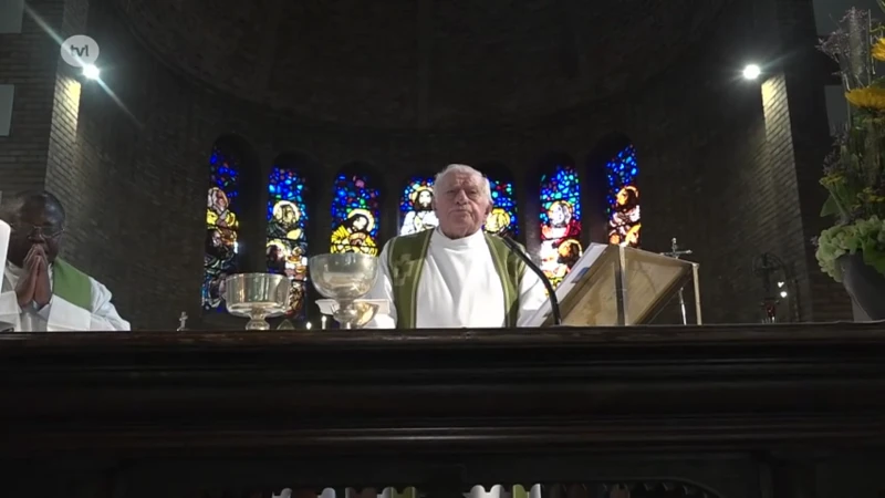 Volle kerk in Dilsen-Stokkem bedankt pastoor Gerard (82) die na 57 jaar stopt