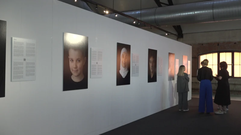 Fotografe Joke Timmermans en welzijnsspecialiste Nele De Boeve doorbreken stereotiepen tijdens foto-expo in CC Muze