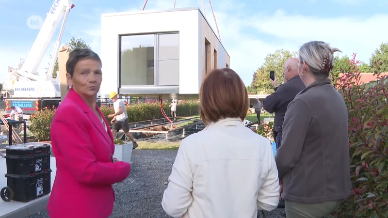 Zorgwoning Marie-Louise (69) wordt met kraan in tuin van kleindochter geplaatst: "Ik wil niet naar rusthuis"
