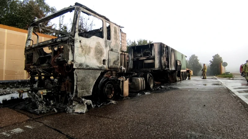 Uitgebrande vrachtwagen zorgt voor hinder op de Noord-Zuidverbinding