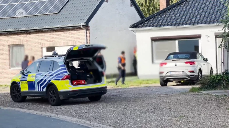 Geseinde man opgepakt na urenlange verschansing op dak in Maasmechelen