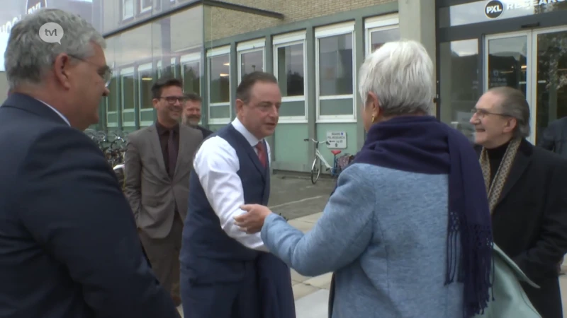 Volgens Bart De Wever en Willy Claes is de aanslag een voorbode van een moeilijke periode van anti-Westerse terreur die ons te wachten staat