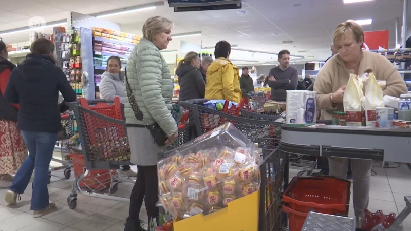 Uitverkoop failliete Delhaize Lanklaar zorgt voor stormloop en lege winkelrekken