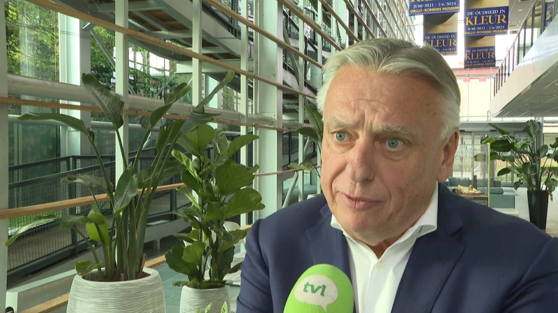 Burgemeester Dewael zat samen met directie Bose: "Hopelijk kunnen getroffen werknemers aan de slag bij andere bedrijven in Tongeren"