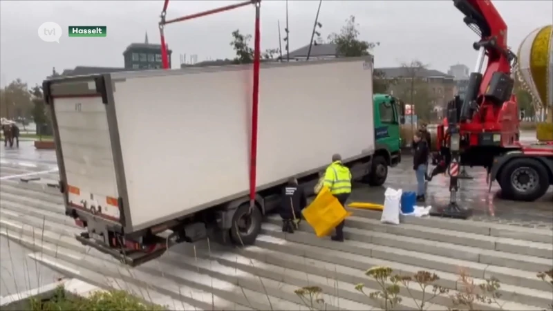 Vrachtwagen rijdt zich vast op trappen in Quartier Bleu