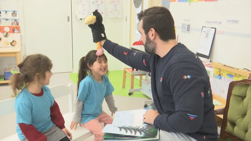 Metejoor komt voorlezen in de klas in Heusden-Zolder