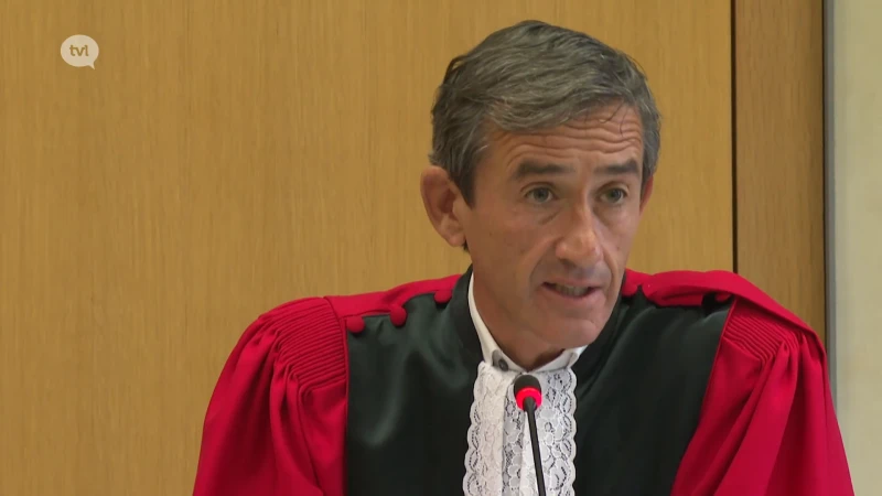 Zus van Hilal verlaat assisenzaal na vertoning gruwelfoto's