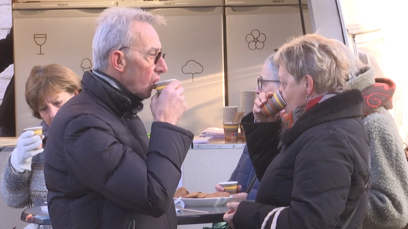 Een kopje koffie op de markt in Sint-Truiden tegen eenzaamheid
