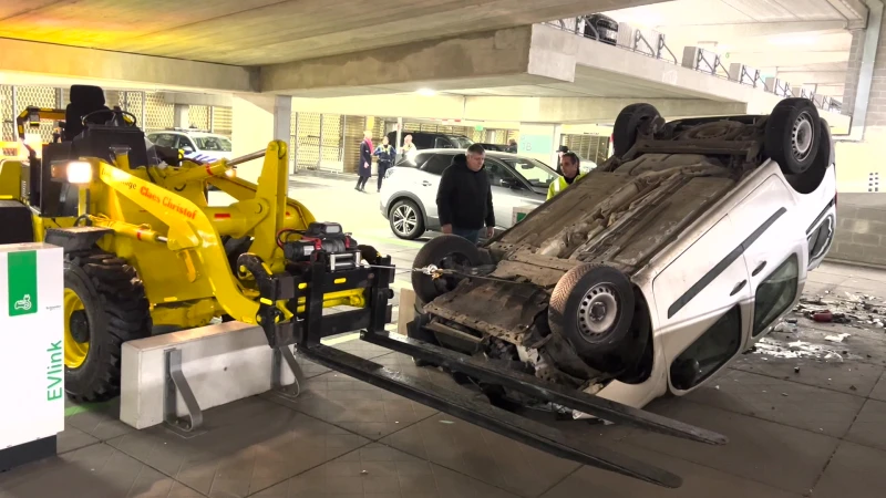 Auto dondert naar beneden in parking Shopping 1 in Genk
