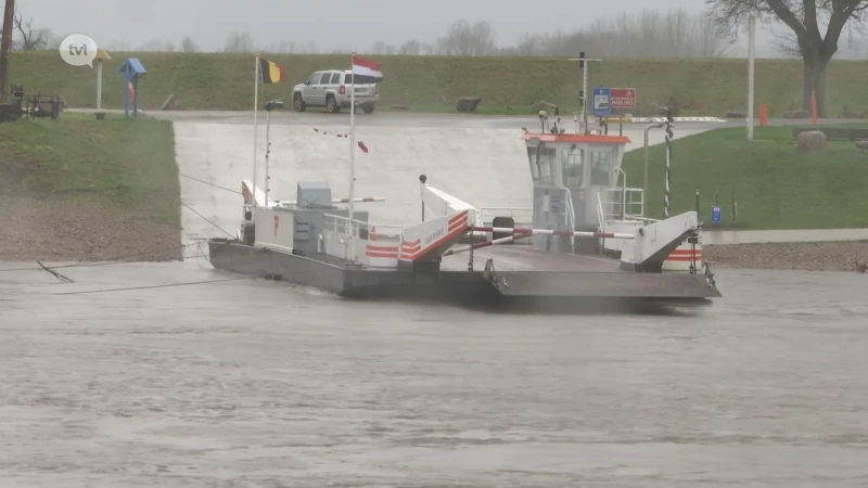 Poging om boom weg te halen onder veerpont Meeswijk mislukt