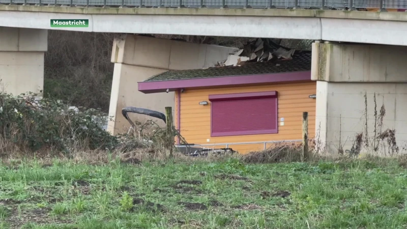 Brug dreigt in te storten in Maastricht door druk van de Maas