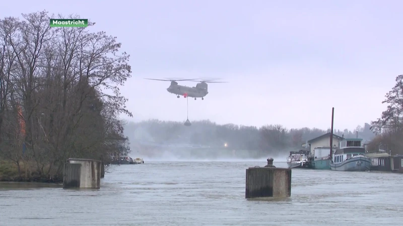 Helikopters ingezet bij het herstellen van beschadigde dam in Maastricht