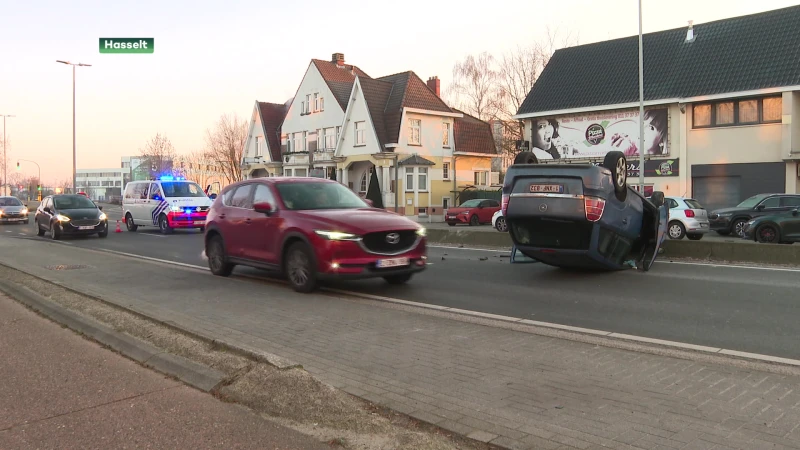 Auto gaat over kop aan Kindsheid Jesu, lange file richting Hasselt