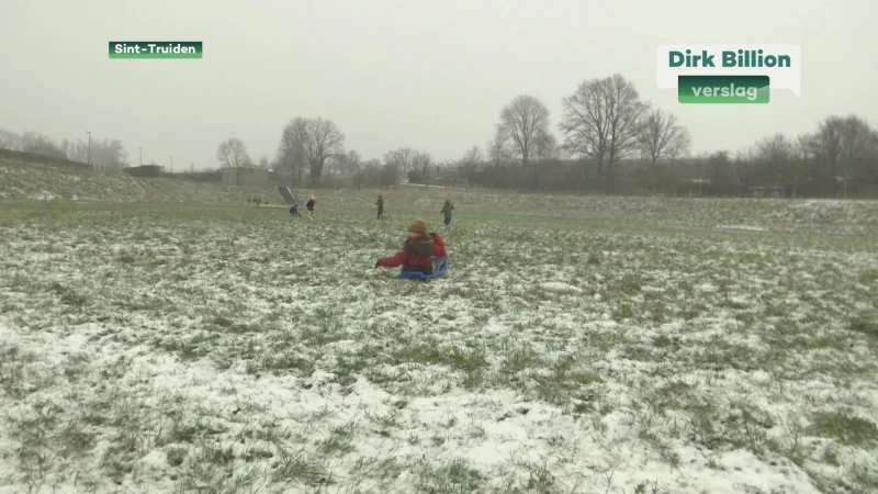 Eerste sneeuwvlokken zorgen voor sneeuwpret bij Truiense leerlingen