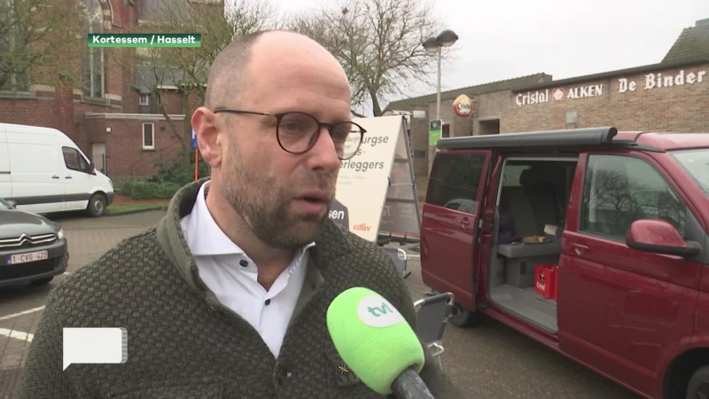 Burgemeester van Kortessem Tom Thijsen stelt zich aan Hasselaren voor met taart en bier
