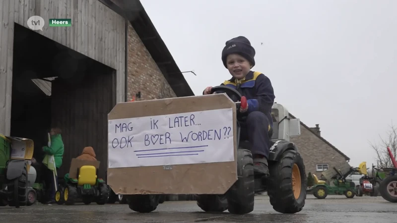 Colonne van traptractors met kleine boeren en boerinnen in kinderboerderij in Heers