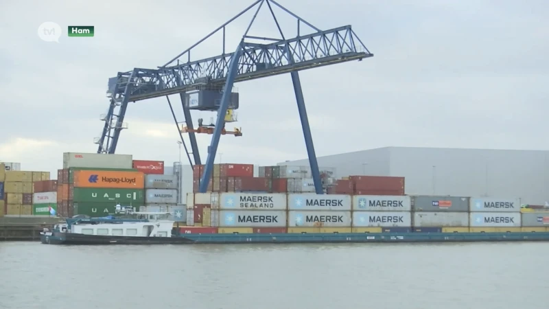 Eerste schip met vier lagen containers vaart onder verhoogde bruggen Albertkanaal
