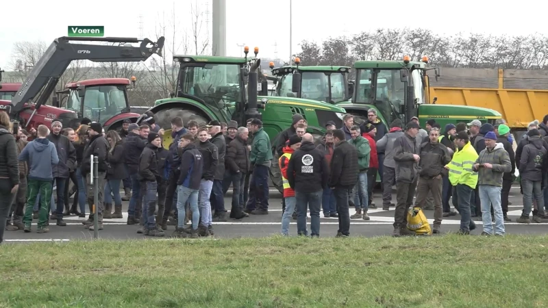 Boze boeren bezetten grensovergang E25 in Voeren