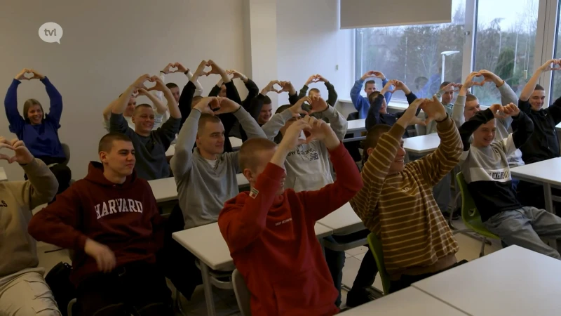 30-tal leerlingen Agnetencollege Peer scheren haren kort om zieke Sem te steunen