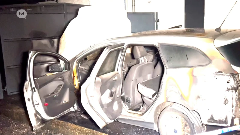Wagen in Veldwezelt brandt volledig uit