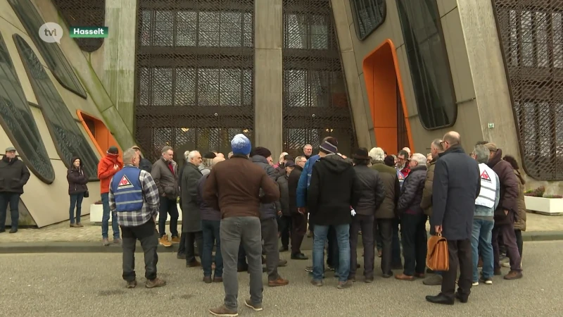 Sympathisanten KS Vriendenkring steunen Dylst die niet komt opdagen bij start fraudeonderzoek