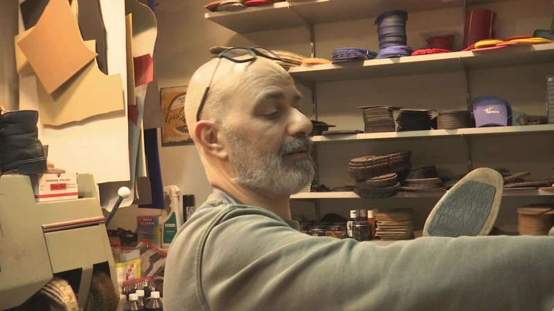 Schoenmakers krijgen steeds meer klanten over de vloer die schoenen willen laten restaureren