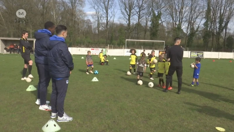 Jeugdspelertjes Flandria Termolen trainen samen met de spelers van Racing Genk