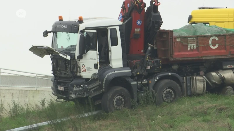 Vrachtwagen knalt tegen betonnen blokken en rijdt bijna van kanaalbrug in Beringen