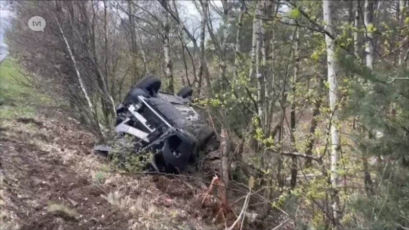 Vrouw en kindjes licht gewond bij crash over vangrail op E314