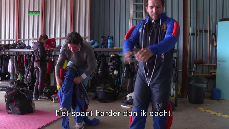Recordaantal toeristische overnachtingen in Limburg: Matteo Simoni viert het met parachutesprong