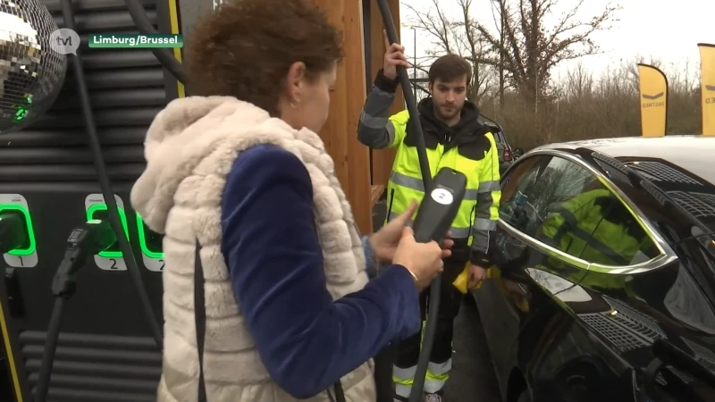 Lydia Peeters moet op zoek naar bijkomende miljoenen om de premies voor elektrische wagens te kunnen betalen