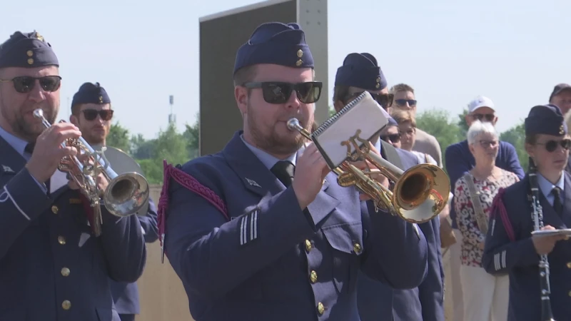Riemst herdenkt luchtaanval mei 1940 met overvliegende Marchetti toestellen