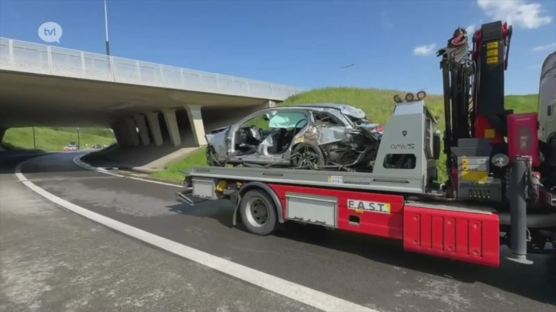 Auto rijdt door vangrail op Klaverblad
