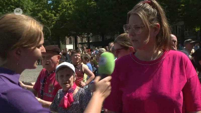 Op het marktplein van Maaseik staan inwoners het vorstenpaar op te wachten