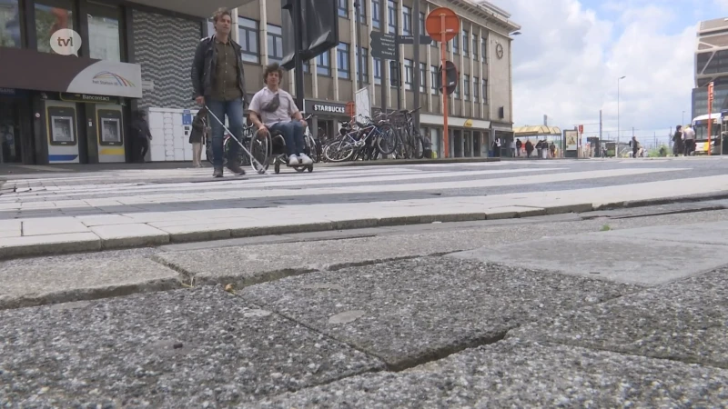 Blinde Dirk Opsteyn (Groen) wil drempels voor slechtzienden uit de wereld helpen