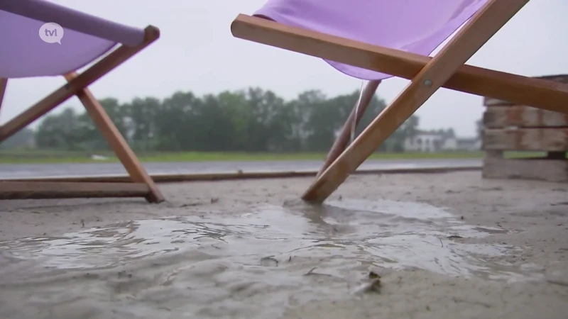 Zomerbars kennen moeizame start door aanhoudende regen