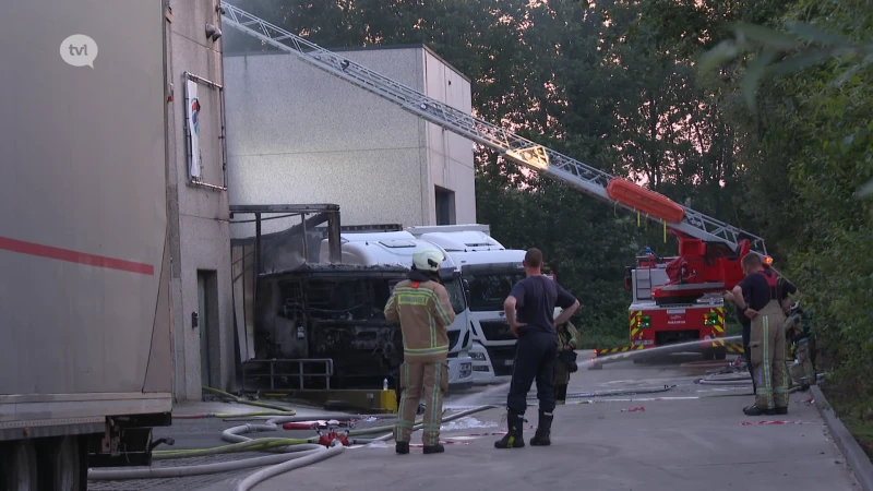 Bedrijfsbrand Houthalen: "Gelukkig sloeg iemand alarm, anders was fabriek afgebrand"