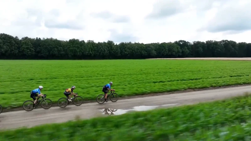 1000 gravelbikers fietsen de Nationaal Park Gravel Fondo