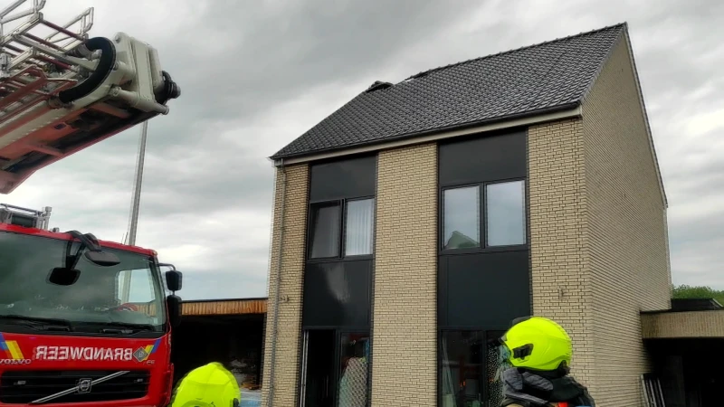 Bliksem slaat in op huis in Lindelhoeven