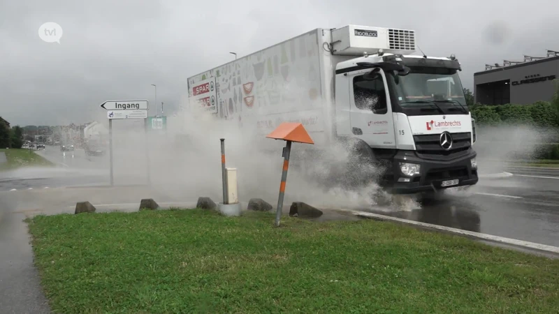 Wateroverlast: straat komt omhoog in Riemst, winkels moeten deuren sluiten in Tongeren