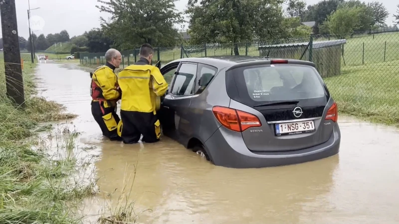 Brandweer moet 75-jarige vrouw uit auto bevrijden die zich vast rijdt in het water
