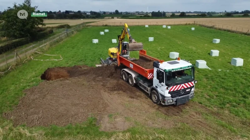 Grondverzakking van 7 meter diep in weiland Riemst