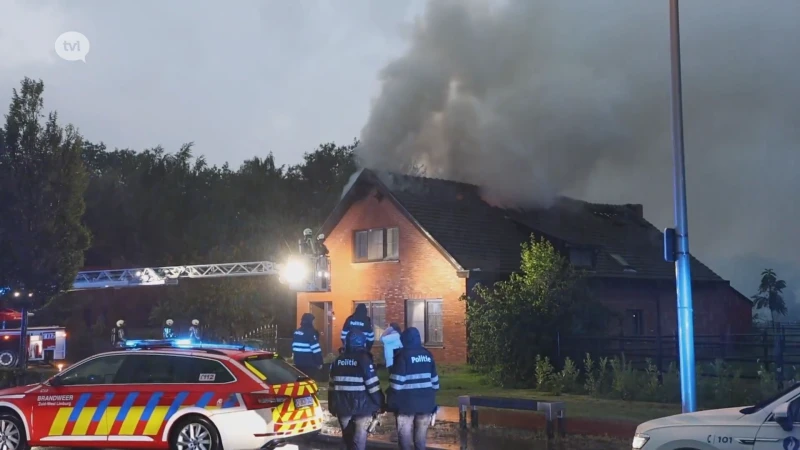 Bliksem slaat in op woningen en veel wateroverlast door hevig onweer